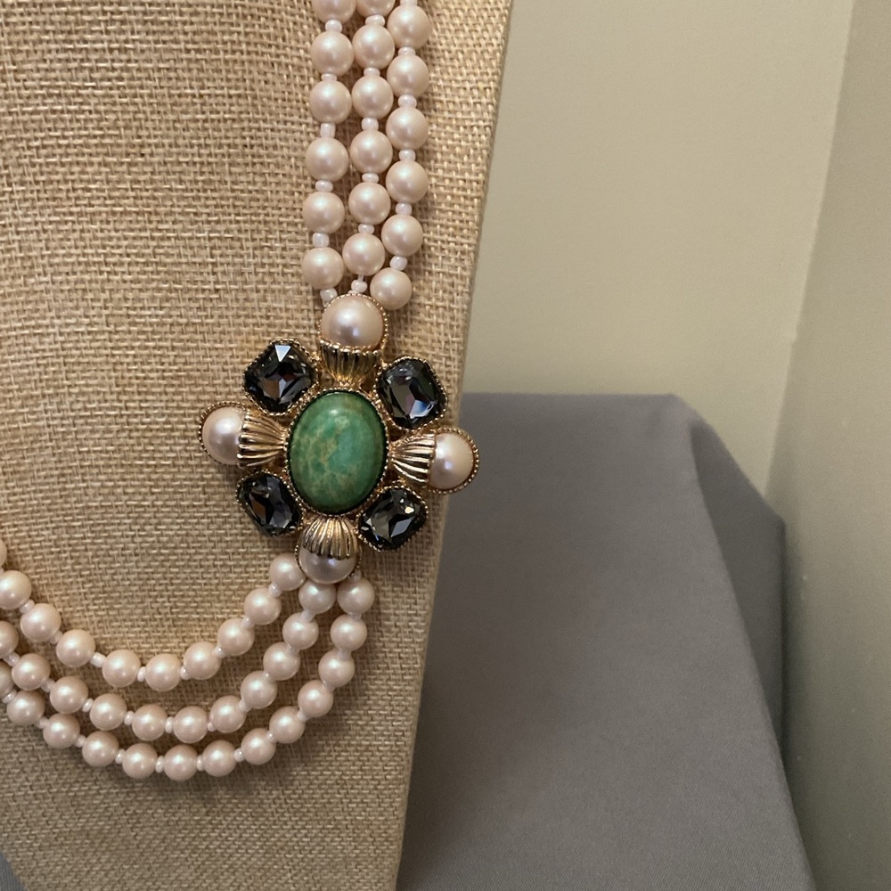Elegant Pearl Necklace with Green and Gold Accents - Picture 2 of 3